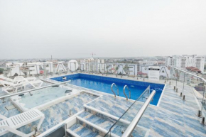 Luxe apartment with rooftop pool near the airport